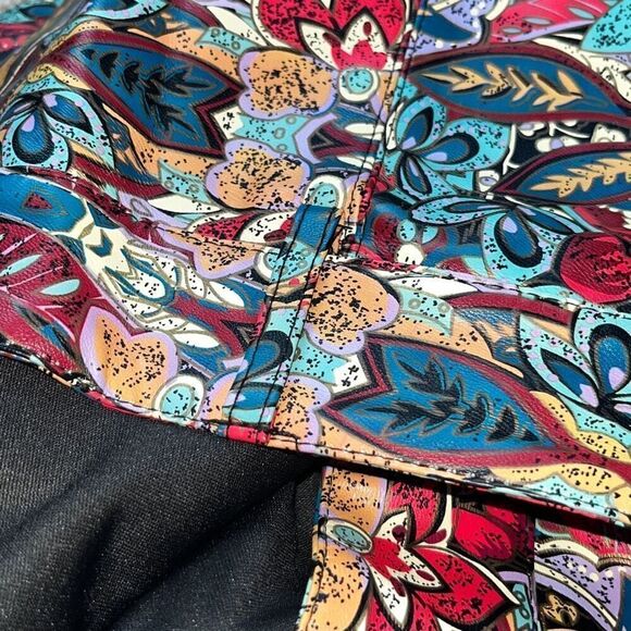 Very J Shorts Women's Faux Leather Paisley Pattern Shorts Large - Picture 14 of 14